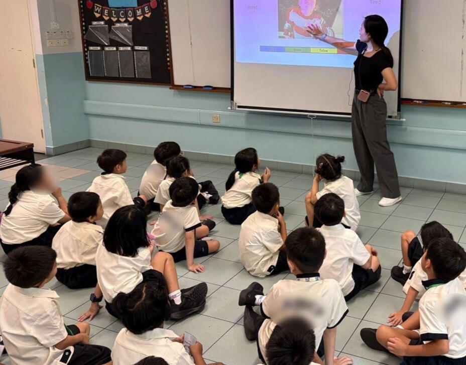 Design Thinking & Facilitation Melissa Foo facilitating a design thinking session with primary school students in a classroom.